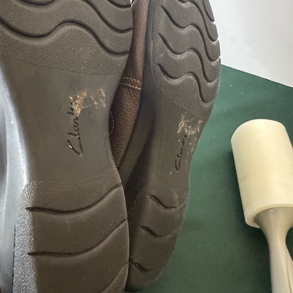 Comfy and Classic Clark’s Brown Leather Slip On Shoes Size 8 Fast Shipping - Picture 11 of 11